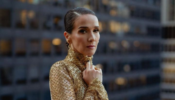 Natalia Oreiro dio cátedra de moda con su look retro: traje rayado, pantalón oxford y mucho estilo