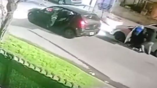 Una pareja de policías mató a tres delincuentes que quisieron asaltarlos en la La Matanza