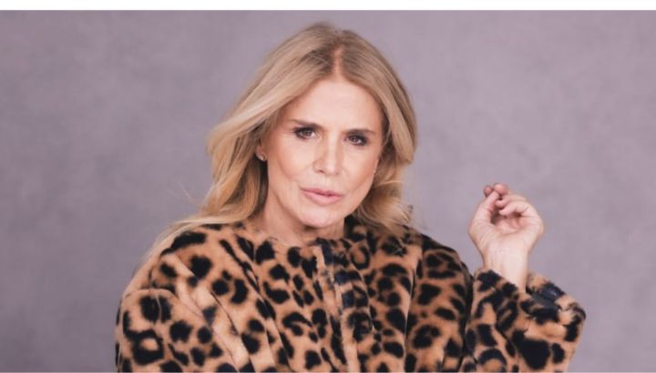Flavia Palmiero deslumbró con el look ideal para los últimos días del invierno: vestido lencero y sweater