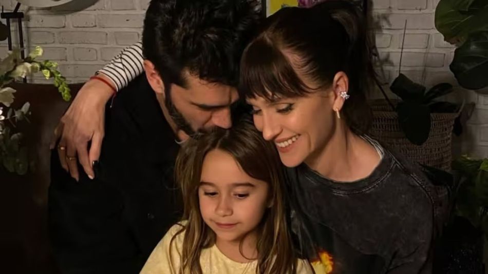 Brenda Gandini y Gonzalo Heredia junto a su hija Alfonsina