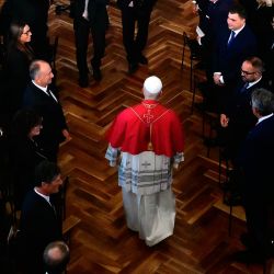 El papa León XIV entra al Palacio Público para reunirse con funcionarios durante una visita pastoral a San Marino. | Foto:STEFANO RELLANDINI / AFP