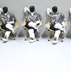 En la imagen se ve una réplica a escala infantil de los robots Noetix Bumi durante la Conferencia Mundial de Robótica de 2026 en Pekín. | Foto:ADEK BERRY / AFP