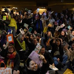 Personas muestran libros en el hall de la estación Hospitales de la Línea H del metro en el marco del Día del Lector en conmemoración del 127 aniversario del nacimiento del escritor Jorge Luis Borges, en la ciudad de Buenos Aires, capital de Argentina. | Foto:Xinhua/Martín Zabala