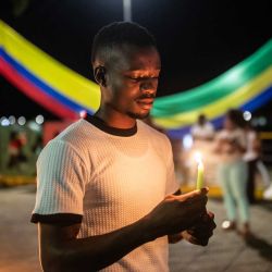 Un hombre sostiene una vela durante un acto de agradecimiento por la ayuda humanitaria recibida tras el terremoto de magnitud 7,4 que sacudió Quibdó, Colombia. El potente sismo, que causó cientos de muertos en el oeste de Colombia, provocó pérdidas económicas por valor de 9.570 millones de dólares, según informó el presidente Abelardo de la Espriella, al emitir una estimación preliminar. | Foto:ESTEBAN VEGA LA-ROTTA / AFP