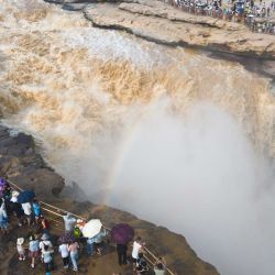 Vista aérea tomada con un dron de turistas visitando la Cascada Hukou del río Amarillo, en la provincia de Shaanxi, en el noroeste de China. | Foto:Xinhua/Shao Rui