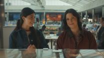 Sunny Sandler como Sophie y Melanie Lynskey como Elizabeth en No digas buena suerte. Crédito Netflix  2026