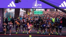 El etíope Yomif Kejelcha ganó los 21K de Buenos Aires y marcó un nuevo récord mundial