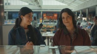 Sunny Sandler como Sophie y Melanie Lynskey como Elizabeth en No digas buena suerte. Crédito Netflix  2026