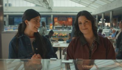 Sunny Sandler como Sophie y Melanie Lynskey como Elizabeth en No digas buena suerte. Crédito Netflix  2026