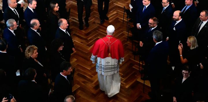 El papa León XIV entra al Palacio Público para reunirse con funcionarios durante una visita pastoral a San Marino.