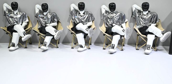 En la imagen se ve una réplica a escala infantil de los robots Noetix Bumi durante la Conferencia Mundial de Robótica de 2026 en Pekín.