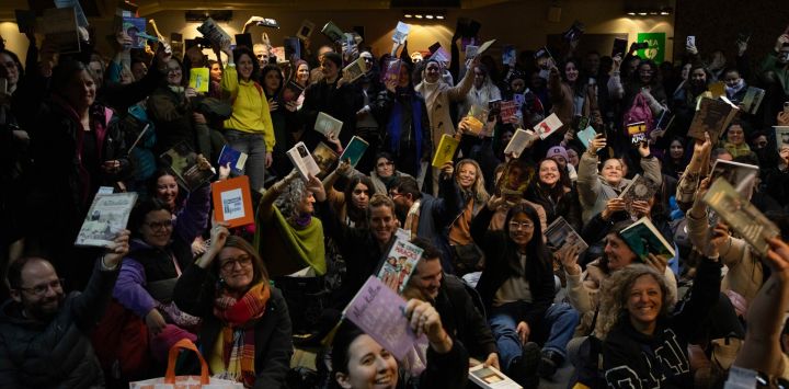 Personas muestran libros en el hall de la estación Hospitales de la Línea H del metro en el marco del Día del Lector en conmemoración del 127 aniversario del nacimiento del escritor Jorge Luis Borges, en la ciudad de Buenos Aires, capital de Argentina.