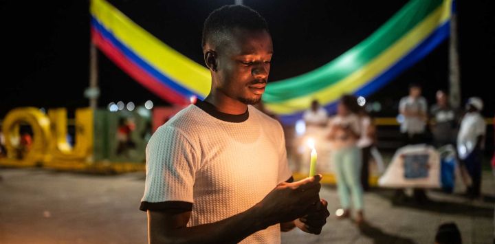 Un hombre sostiene una vela durante un acto de agradecimiento por la ayuda humanitaria recibida tras el terremoto de magnitud 7,4 que sacudió Quibdó, Colombia. El potente sismo, que causó cientos de muertos en el oeste de Colombia, provocó pérdidas económicas por valor de 9.570 millones de dólares, según informó el presidente Abelardo de la Espriella, al emitir una estimación preliminar.