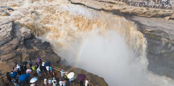 Vista aérea tomada con un dron de turistas visitando la Cascada Hukou del río Amarillo, en la provincia de Shaanxi, en el noroeste de China.