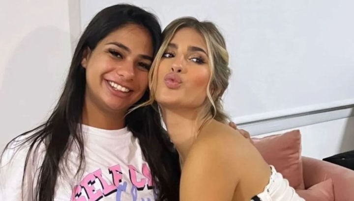 Daniela Celis y Juli Poggio compartieron un apasionado beso en plena función de "Sex"