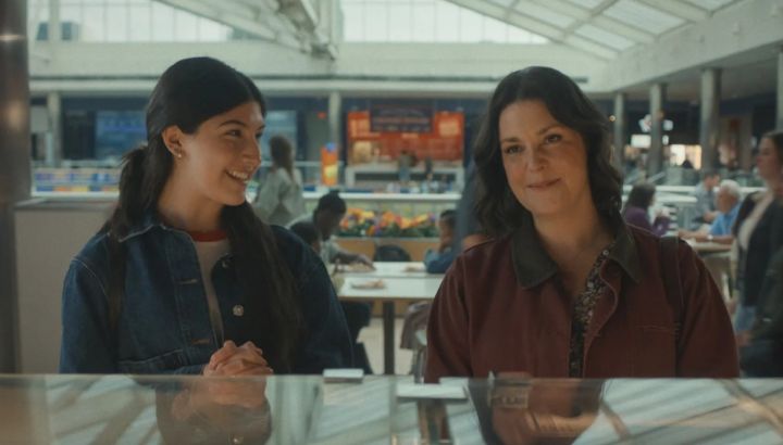 De qué trata "No se desea buena suerte", la película protagonizada por la hija de Adam Sandler y que es furor en Netflix