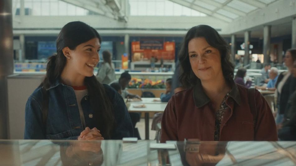 Sunny Sandler como Sophie y Melanie Lynskey como Elizabeth en No digas buena suerte. Crédito Netflix  2026