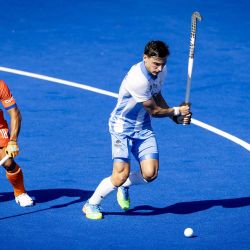 Bautista Capurro Argentina y Nilakanta Sharma de India luchan por la pelota durante el partido de la fase de grupos de la Copa Mundial Masculina de Hockey sobre Hielo FIH 2026 entre Argentina e India en el Estadio Wagener en Amstelveen, al oeste de los Países Bajos. | Foto:Koen van Weel / ANP / AFP