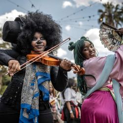 Cosplayers y aficionados a la cultura japonesa posan para contenido en redes sociales durante la convención Otamatsuri en Nairobi. El entusiasmo por el mundo del cosplay está creciendo en Kenia, donde más de 4.000 personas asistieron a la convención Otamatsuri en la capital. Esta reunión anual, que se celebra desde 2019, congrega a aficionados al anime, los videojuegos y el manga, y culmina con un concurso de cosplay. El evento es un desfile de personajes de series de manga como One Piece y Naruto, entre otras, cuyos arcos argumentales inspiran a los cosplayers con temas de "perseverancia" y "renacimiento", explican, al tiempo que señalan que su comunidad aún suele ser incomprendida en Kenia. | Foto:LUIS TATO / AFP