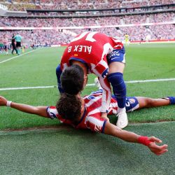 El delantero argentino del Atlético de Madrid Giuliano Simeone (abajo) celebra con el delantero español del Atlético de Madrid Alex Baena anotando el segundo gol de su equipo durante el partido de fútbol de la liga española entre el Club Atlético de Madrid y el Villarreal CF en el Estadio Metropolitano de Madrid. | Foto:Pierre-Philippe Marcou / AFP