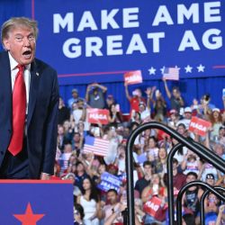 El presidente estadounidense Donald Trump llega para hablar durante un mitin de campaña de la senadora estadounidense Darline Graham en el Centro de Convenciones de Myrtle Beach en Carolina del Sur. | Foto:SAUL LOEB / AFP