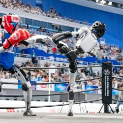 El robot de USTB Innovation & Entrepreneurship Zhilin Team, compite con el robot de BUPT-bbox durante el combate de dieciseisavos de final de peso ligero de kickboxing de los II Juegos Mundiales de Robots Humanoides, en Beijing, capital de China. | Foto:Xinhua/Sun Fei