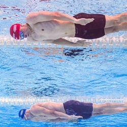 Filip Nowacki (arriba), de Gran Bretaña, y Luka Mladenovic (abajo), de Austria, compiten durante la final de los 200 metros braza masculinos en el Campeonato Europeo de Natación LEN, celebrado en el Centro Acuático Olímpico de Saint-Denis, en las afueras de París, Francia. | Foto:Sébastien Bozon / AFP