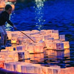 Imagen de una niña soltando una linterna iluminada en el agua durante el Festival de Linternas Acuáticas en el Parque Town Centre, en Coquitlam, Columbia Británica, Canadá. El festival invitó a los participantes a decorar linternas con mensajes de esperanza, sueños y recuerdos antes de soltarlas al agua. | Foto:Xinhua/Liang Sen