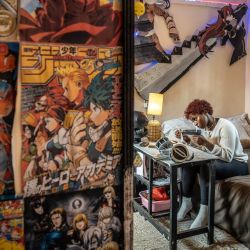La cosplayer Yvonne Chockey confecciona una máscara para su cosplay antes de la convención Otamatsuri en su casa en Kutus. El entusiasmo por el mundo del cosplay está creciendo en Kenia, donde más de 4.000 personas asistieron a la convención Otamatsuri en la capital. Esta reunión anual, que se celebra desde 2019, congrega a fans del anime, los videojuegos y el manga, y culmina con un concurso de cosplay. El evento es un desfile de personajes de series de manga como One Piece y Naruto, entre otras, cuyos arcos argumentales inspiran a los cosplayers con temas de "perseverancia" y "renacimiento", explican, al tiempo que señalan que su comunidad aún suele ser incomprendida en Kenia. | Foto:LUIS TATO / AFP