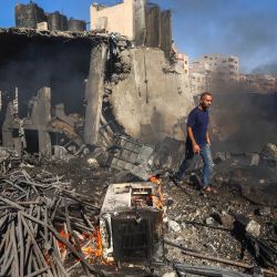 Palestinos inspeccionan los daños en el lugar de un ataque aéreo israelí en la ciudad de Gaza. Gaza sigue sumida en la violencia diaria, con el ejército israelí y Hamás acusándose mutuamente de violar la tregua vigente desde el 10 de octubre. La guerra arrasó grandes extensiones del territorio, desplazó a la mayor parte de la población al menos una vez y dejó a cientos de miles de personas viviendo en tiendas de campaña y refugios temporales. | Foto:OMAR AL-QATTAA / AFP