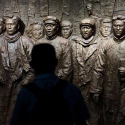 Un hombre visita el Museo de la Guerra de Resistencia del Pueblo Chino contra la Agresión Japonesa, en Beijing, capital de China. Personas acudieron al área de turismo cultural del puente Lugou con motivo del 81 aniversario del anuncio de la rendición incondicional de Japón en la Segunda Guerra Mundial para conmemorar el acontecimiento. | Foto:Xinhua/Zhang Xiaoyu