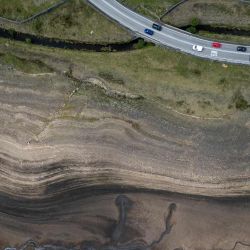 Una fotografía aérea muestra el lecho parcialmente descubierto del embalse de Woodhead tras el descenso del nivel del agua, cerca de Glossop, en el norte de Inglaterra. Casi tres cuartas partes de Inglaterra se encuentran en situación de sequía. | Foto:OLI SCARFF / AFP