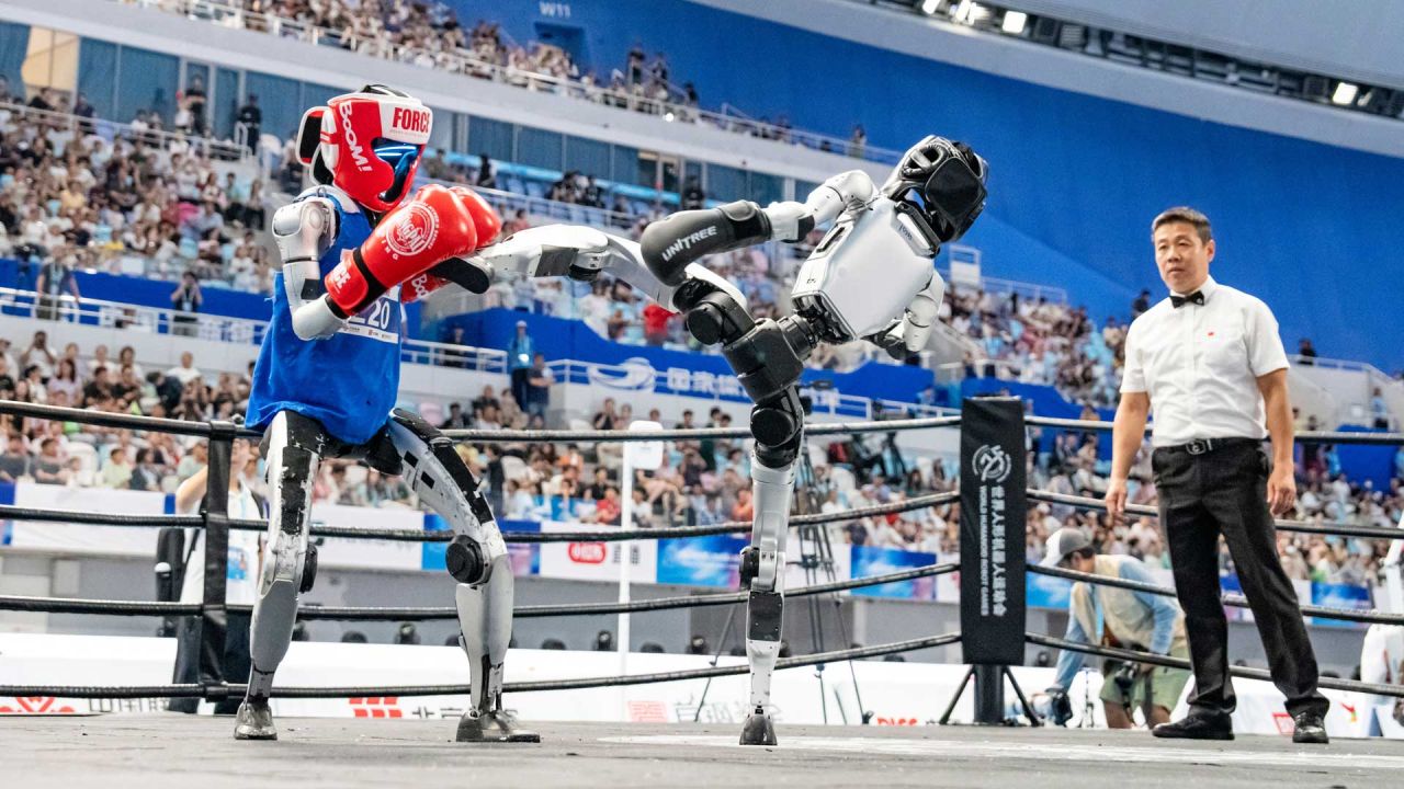 El robot de USTB Innovation & Entrepreneurship Zhilin Team, compite con el robot de BUPT-bbox durante el combate de dieciseisavos de final de peso ligero de kickboxing de los II Juegos Mundiales de Robots Humanoides, en Beijing, capital de China. | Foto:Xinhua/Sun Fei