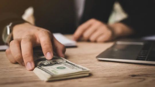 Depósitos en dólares: se estima que, “crecieron casi 26.000 millones de dólares”