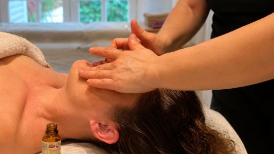 Facialismo y masaje facial japonés: una propuesta que combina estética y bienestar