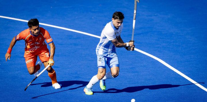 Bautista Capurro Argentina y Nilakanta Sharma de India luchan por la pelota durante el partido de la fase de grupos de la Copa Mundial Masculina de Hockey sobre Hielo FIH 2026 entre Argentina e India en el Estadio Wagener en Amstelveen, al oeste de los Países Bajos.