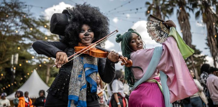 Cosplayers y aficionados a la cultura japonesa posan para contenido en redes sociales durante la convención Otamatsuri en Nairobi. El entusiasmo por el mundo del cosplay está creciendo en Kenia, donde más de 4.000 personas asistieron a la convención Otamatsuri en la capital. Esta reunión anual, que se celebra desde 2019, congrega a aficionados al anime, los videojuegos y el manga, y culmina con un concurso de cosplay. El evento es un desfile de personajes de series de manga como One Piece y Naruto, entre otras, cuyos arcos argumentales inspiran a los cosplayers con temas de "perseverancia" y "renacimiento", explican, al tiempo que señalan que su comunidad aún suele ser incomprendida en Kenia.