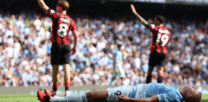 El delantero noruego del Manchester City, Erling Haaland, reacciona tras fallar una oportunidad de marcar un gol durante el partido de la Premier League inglesa entre el Manchester City y el AFC Bournemouth en el Etihad Stadium de Manchester, al noroeste de Inglaterra.