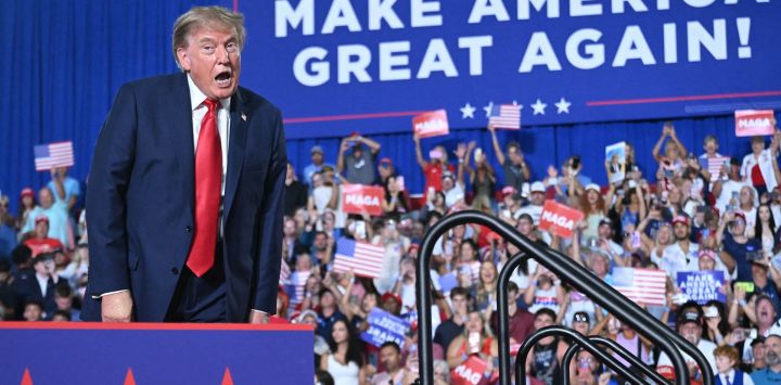 El presidente estadounidense Donald Trump llega para hablar durante un mitin de campaña de la senadora estadounidense Darline Graham en el Centro de Convenciones de Myrtle Beach en Carolina del Sur.