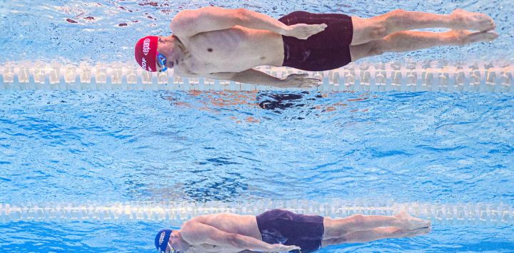 Filip Nowacki (arriba), de Gran Bretaña, y Luka Mladenovic (abajo), de Austria, compiten durante la final de los 200 metros braza masculinos en el Campeonato Europeo de Natación LEN, celebrado en el Centro Acuático Olímpico de Saint-Denis, en las afueras de París, Francia.