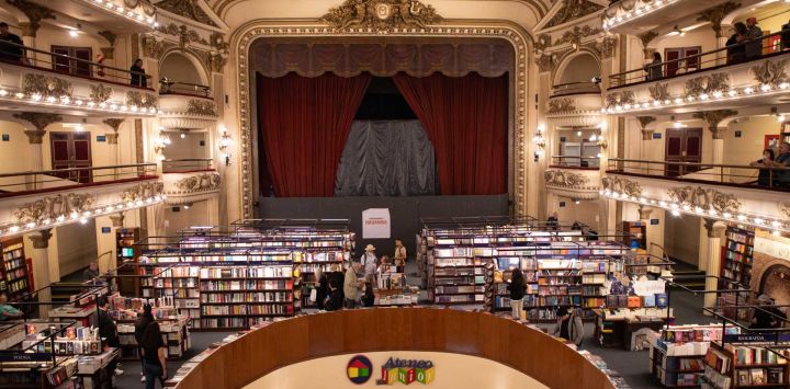 Imagen de una vista panorámica de la librería El Ateneo Gran Splendid, en la ciudad de Buenos Aires, capital de Argentina.