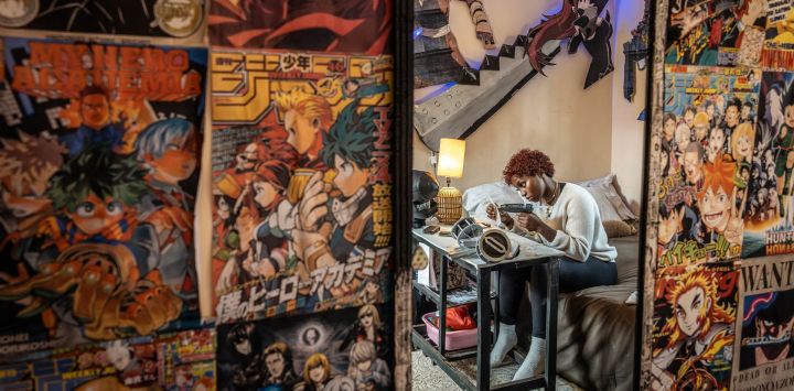 La cosplayer Yvonne Chockey confecciona una máscara para su cosplay antes de la convención Otamatsuri en su casa en Kutus. El entusiasmo por el mundo del cosplay está creciendo en Kenia, donde más de 4.000 personas asistieron a la convención Otamatsuri en la capital. Esta reunión anual, que se celebra desde 2019, congrega a fans del anime, los videojuegos y el manga, y culmina con un concurso de cosplay. El evento es un desfile de personajes de series de manga como One Piece y Naruto, entre otras, cuyos arcos argumentales inspiran a los cosplayers con temas de "perseverancia" y "renacimiento", explican, al tiempo que señalan que su comunidad aún suele ser incomprendida en Kenia.