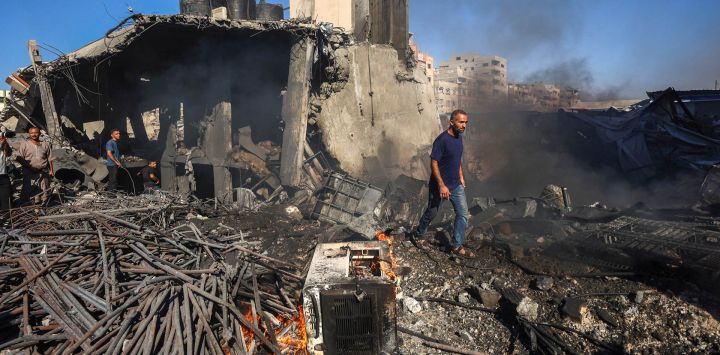 Palestinos inspeccionan los daños en el lugar de un ataque aéreo israelí en la ciudad de Gaza. Gaza sigue sumida en la violencia diaria, con el ejército israelí y Hamás acusándose mutuamente de violar la tregua vigente desde el 10 de octubre. La guerra arrasó grandes extensiones del territorio, desplazó a la mayor parte de la población al menos una vez y dejó a cientos de miles de personas viviendo en tiendas de campaña y refugios temporales.