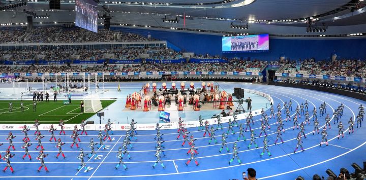 Robots humanoides se desfilan durante la ceremonia de inauguración de los II Juegos Mundiales de Robots Humanoides, en Beijing, capital de China.