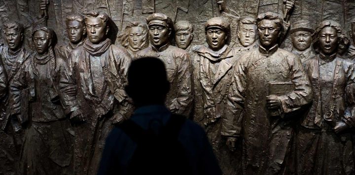 Un hombre visita el Museo de la Guerra de Resistencia del Pueblo Chino contra la Agresión Japonesa, en Beijing, capital de China. Personas acudieron al área de turismo cultural del puente Lugou con motivo del 81 aniversario del anuncio de la rendición incondicional de Japón en la Segunda Guerra Mundial para conmemorar el acontecimiento.