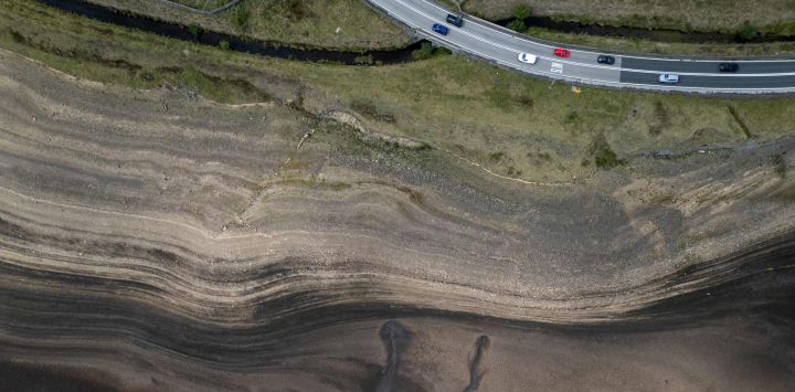 Una fotografía aérea muestra el lecho parcialmente descubierto del embalse de Woodhead tras el descenso del nivel del agua, cerca de Glossop, en el norte de Inglaterra. Casi tres cuartas partes de Inglaterra se encuentran en situación de sequía.