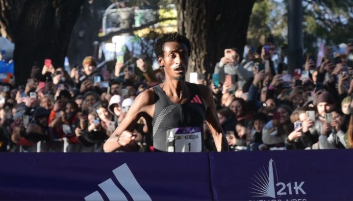 Yomif Kejelcha en la Media Maraton de Buenos Aires