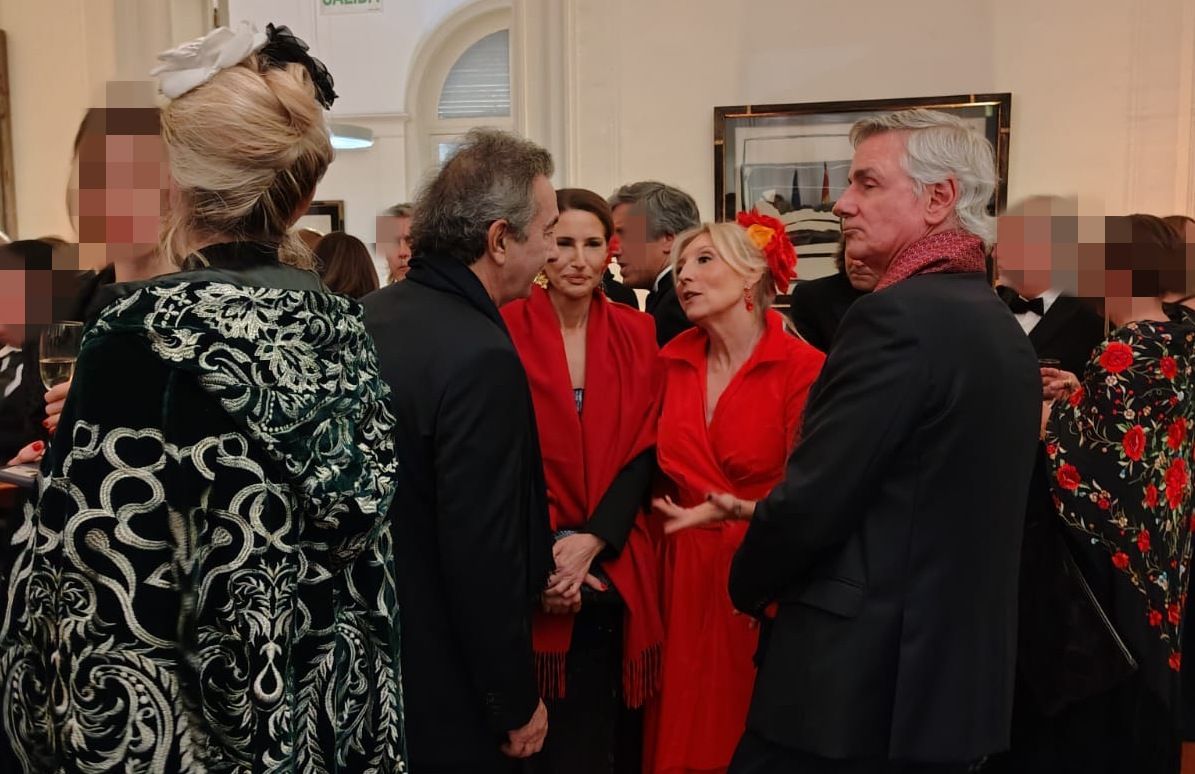 (De izq. a der. ) Ángelo Calcaterra, Julia Tonconogy, Daniela Marcuzzi y su marido Alejandro Saguier en cena Asociación Amigos del Bellas Artes en la embajada de España.