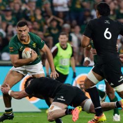 El centro sudafricano Damian de Allende es placado durante el partido internacional de rugby union "La mayor rivalidad del rugby" entre Sudáfrica y Nueva Zelanda en el estadio Ellis Park de Johannesburgo. | Foto:GIANLUIGI GUERCIA / AFP