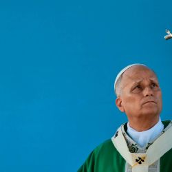 El papa León XIV preside una misa en el puerto de Rimini durante una visita pastoral. | Foto:STEFANO RELLANDINI / AFP
